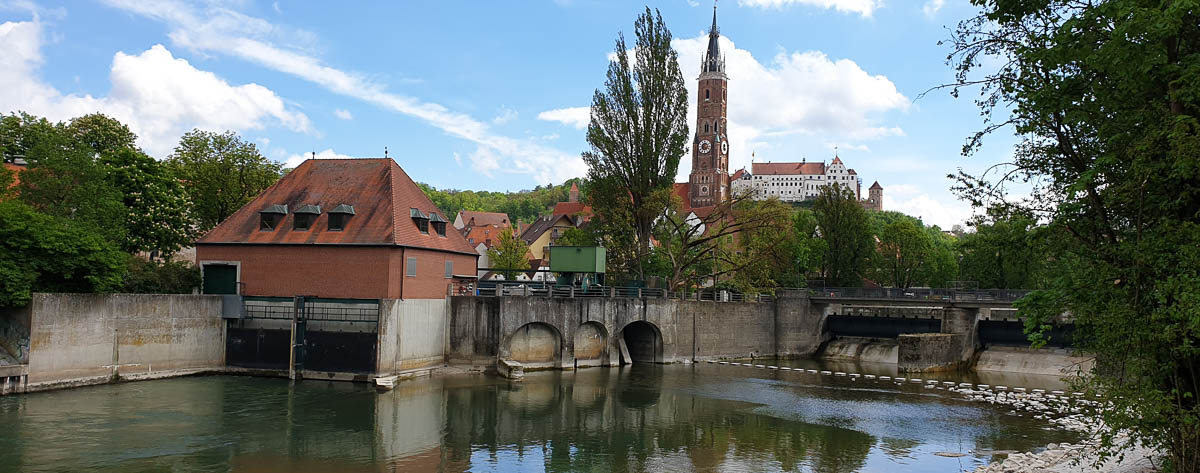 Isarwehr in Landshut mit Burg und Kirche