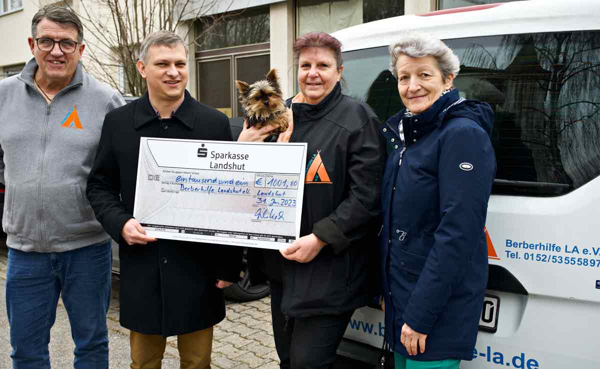 Edgar Schmidt (Ehrenamtlicher Berberhilfe, von links), Pastor Ralf Hartmann (Adventgemeinde), Astrid Kindsmüller (Vorsitzende Berberhilfe), Dr. Iris Zimmermann-Hagedorn (Gemeindeleitung Adventgemeinde) Bild: Steve Kamatis 