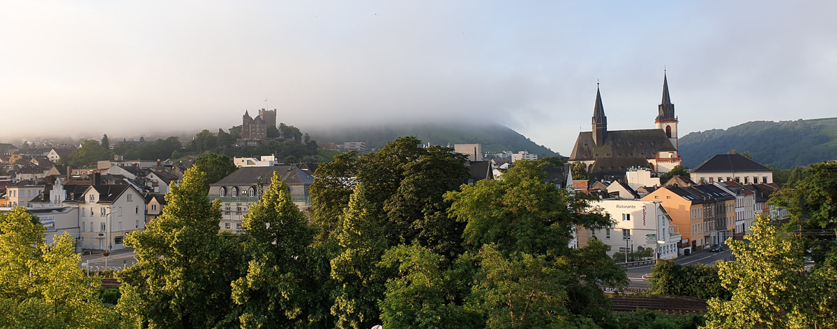 Burg vor Wolke am Berg