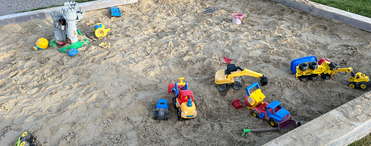 Freikirche der Siebenten Tags Adventisten in Landshut - Spielzeug im Sandkasten