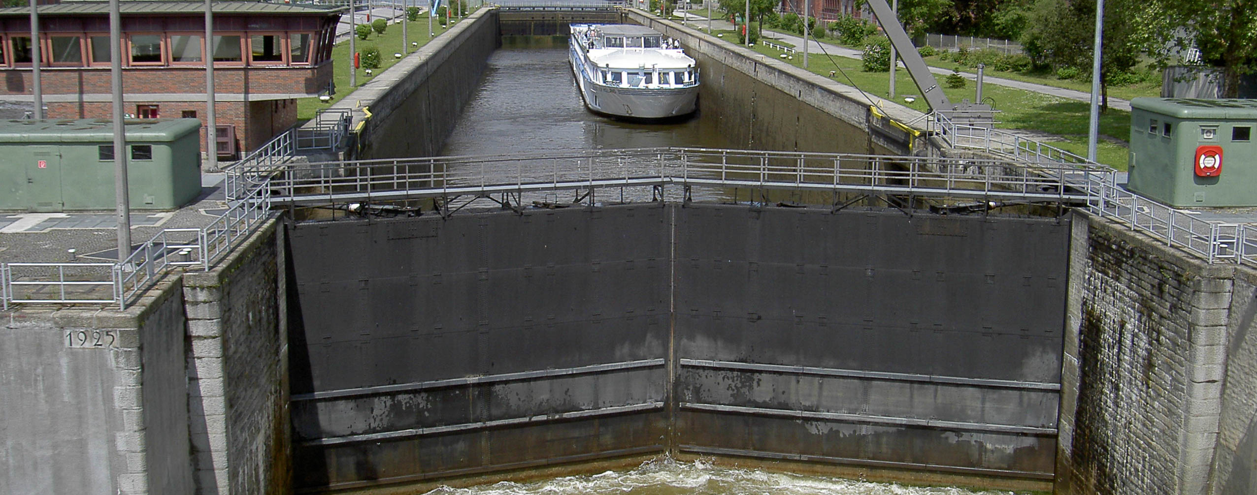 Schiff in einer Schleuse