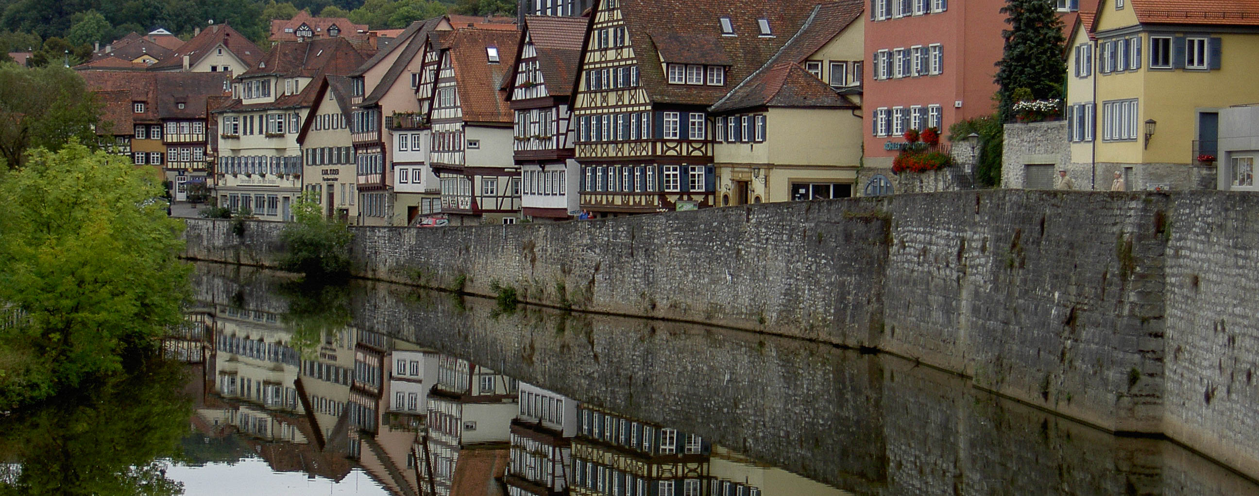 Fachwerkhäuser spiegeln sich im Fluss