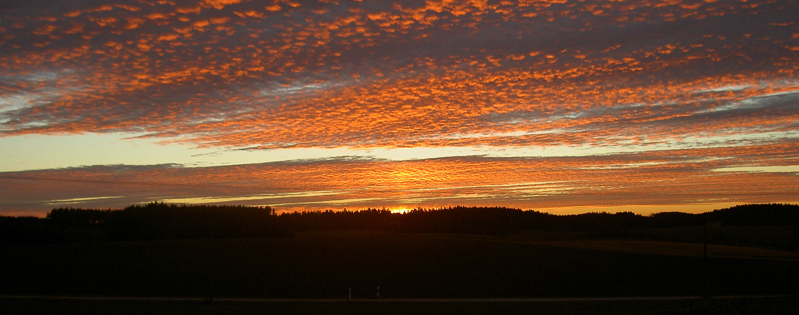 Sonnenaufgang mit leuchtenden Wolken