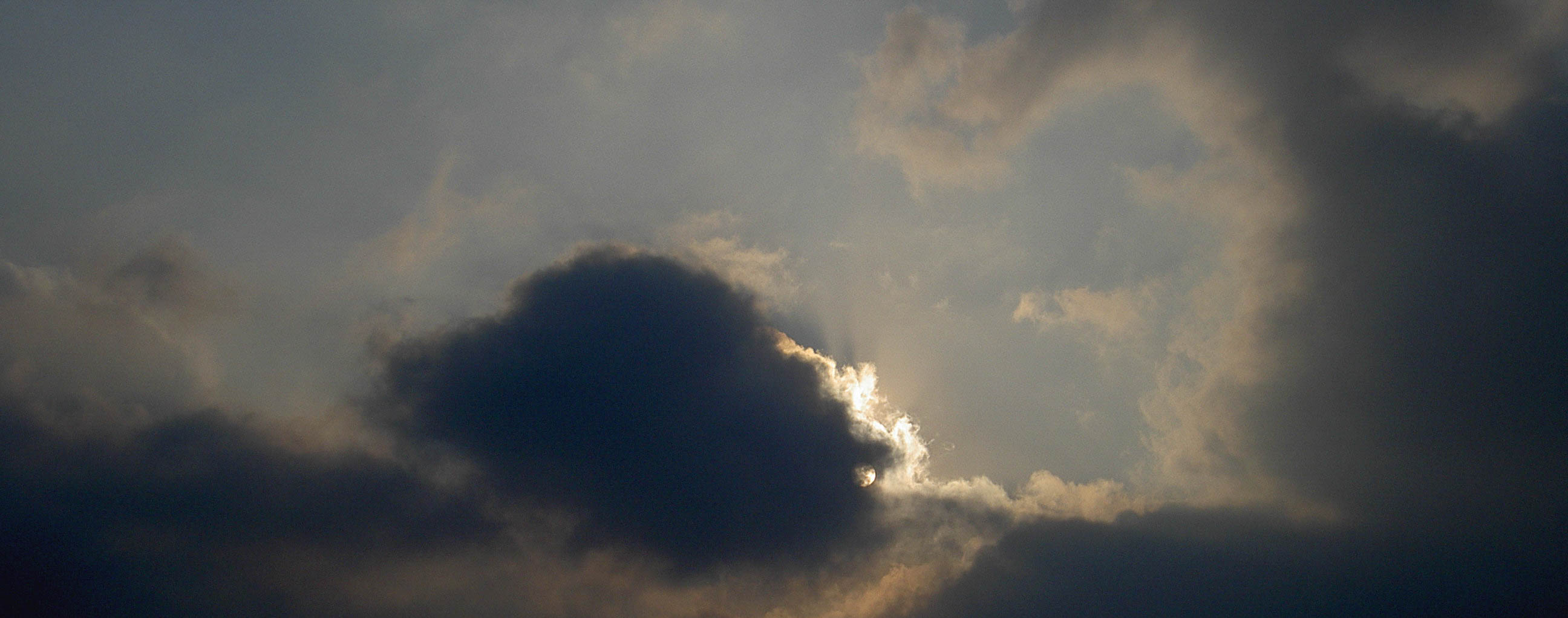 Die Sonne blinzelt hinter dunklen Wolken hervor Die Sonne blinzelt hinter dunklen Wolken hervor