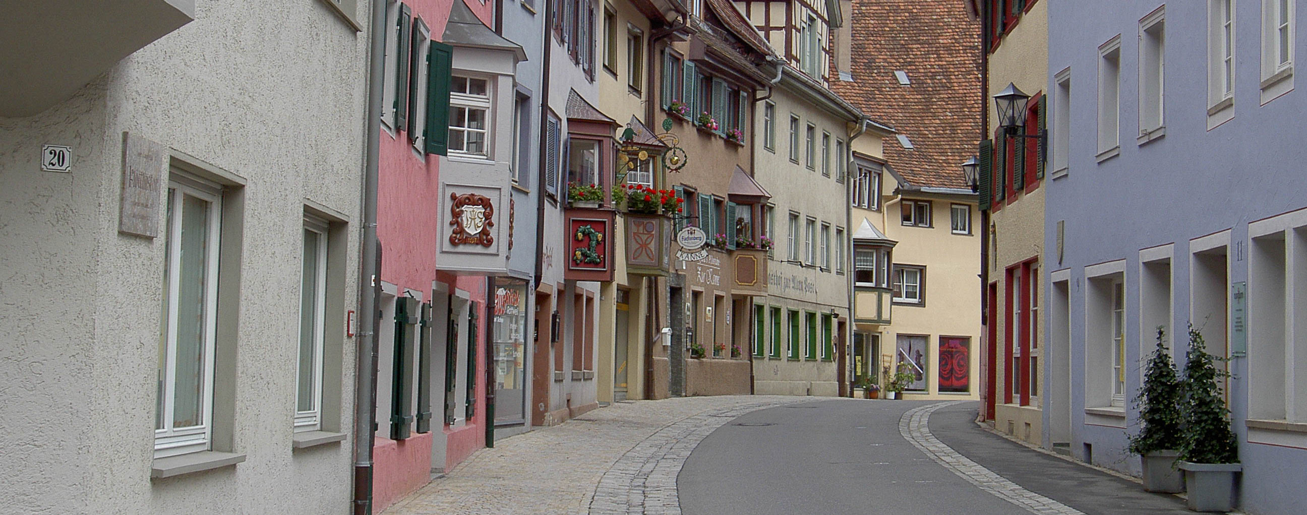 leere Straße in einer Kleinen Stadt