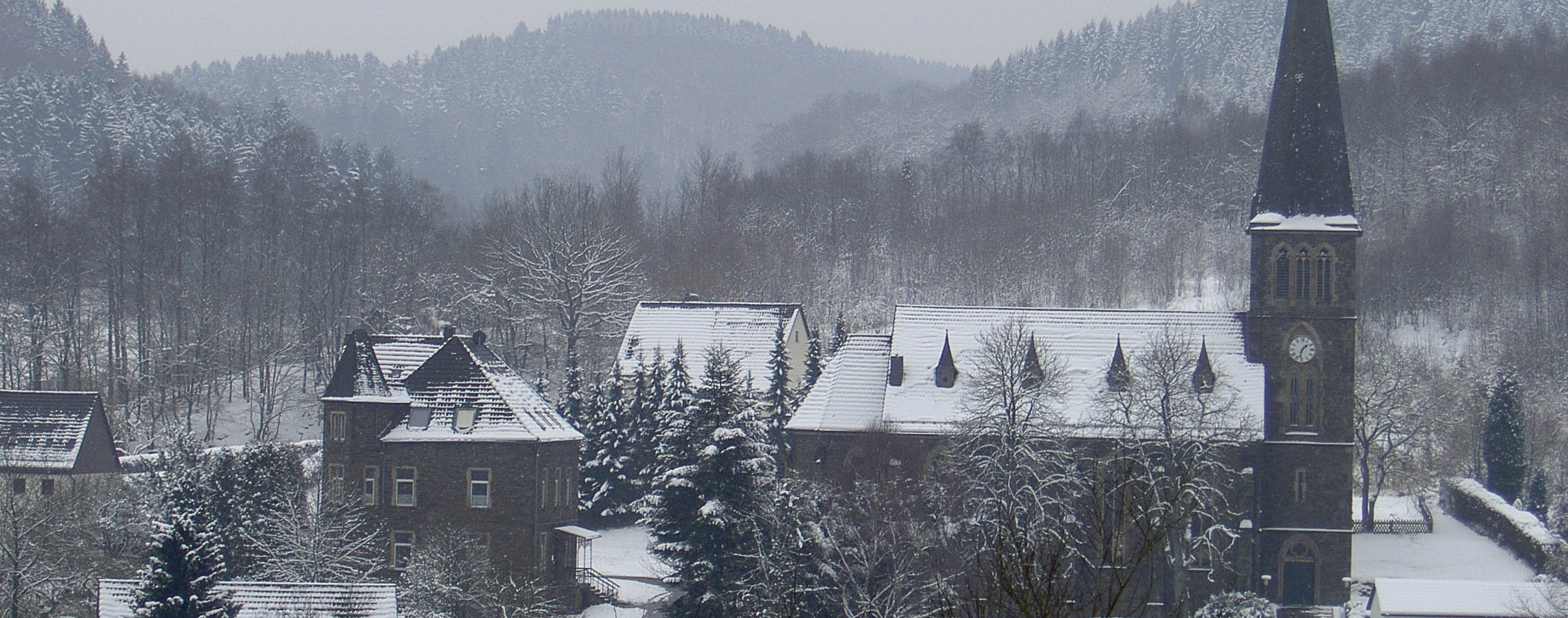 Kirche in Winterlandschaft