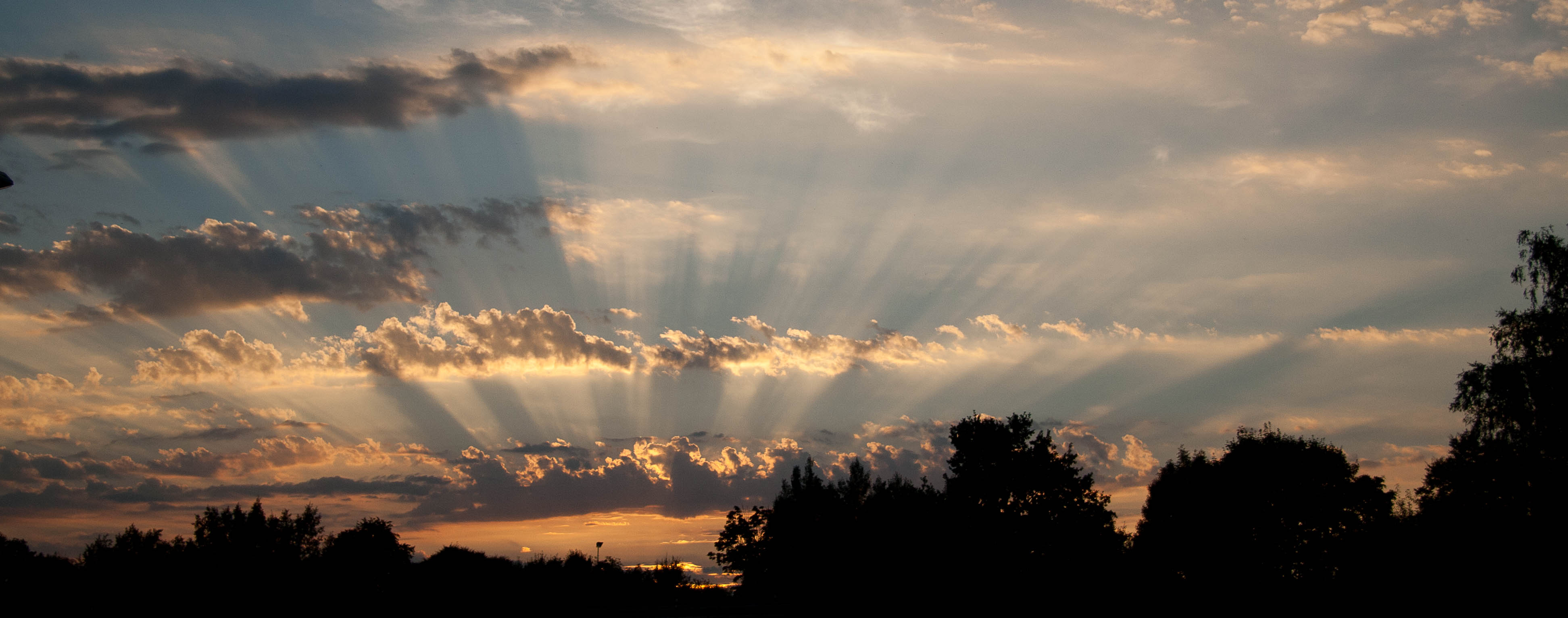 Sonnenstrahlen beim Sonnenuntergang