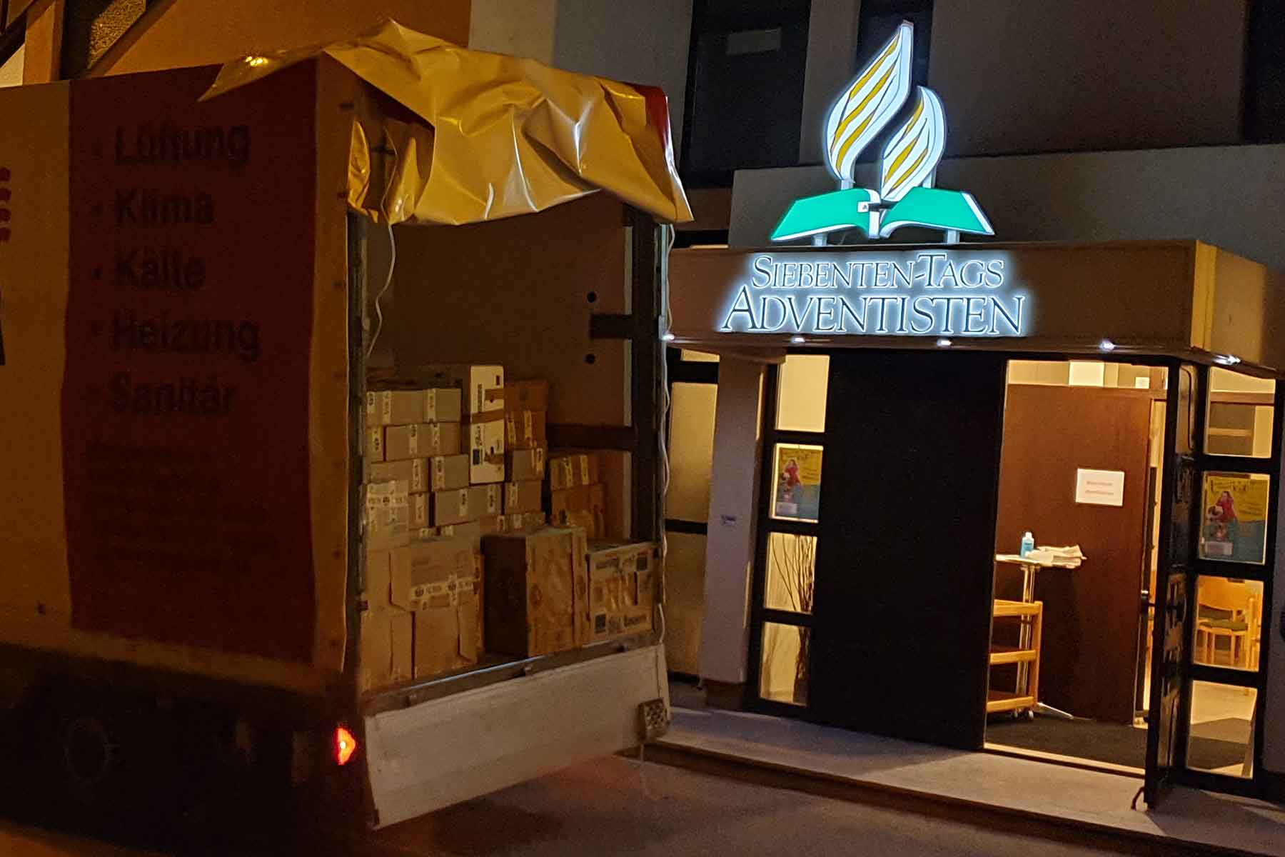 Kinder helfen Kindern 2020 insgesamt 557 Pakete im LKW vor der Adventgemeinde Landshut