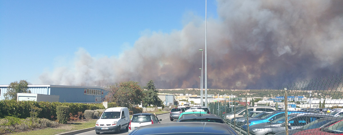 Steppenbrandwolke mit Autostau in Südfrankreich