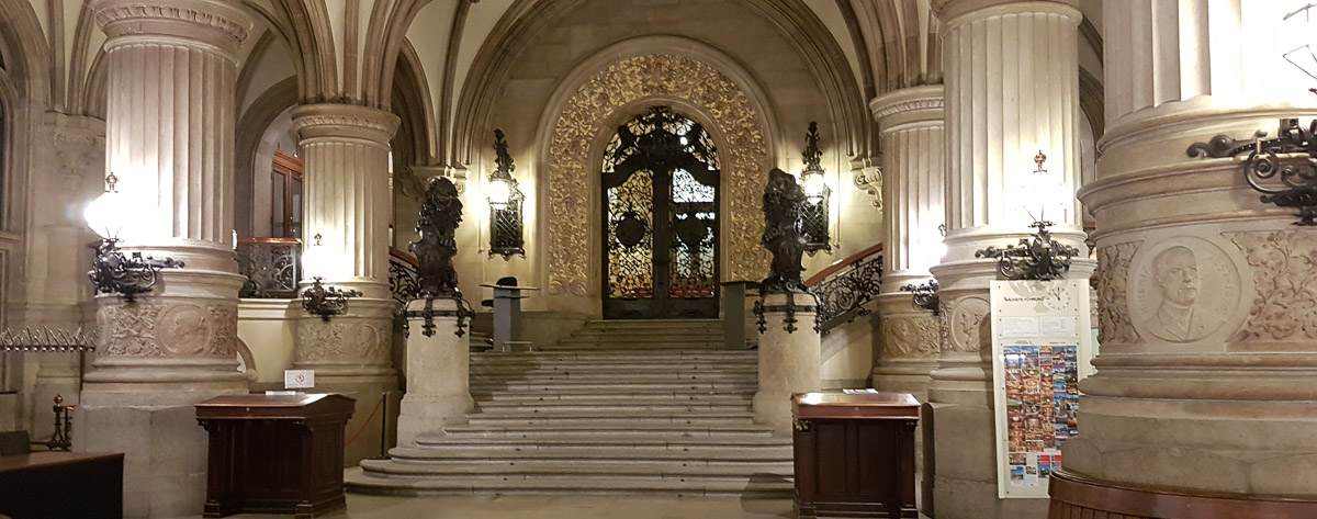 prunkvolles Portal im Rathaus von Hamburg