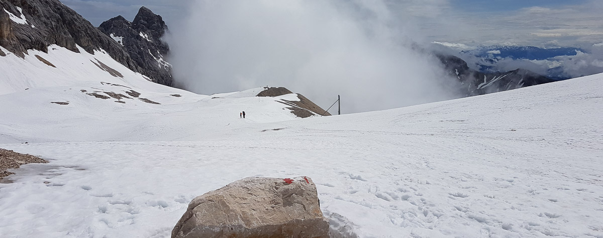 eine Wolke kommt über das Reintal zum Zugspitzplatt