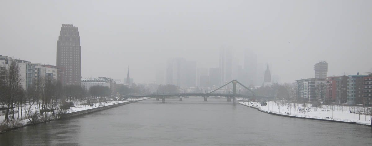 Skyline von Frankfurt am Main im Winternebel