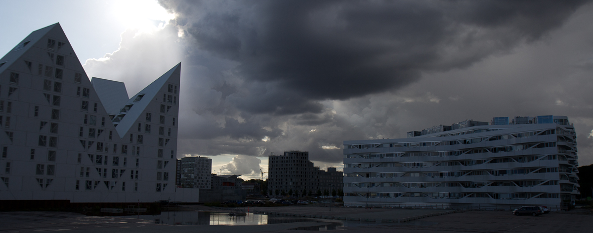 Skyline mit bedrohlicher Wolke